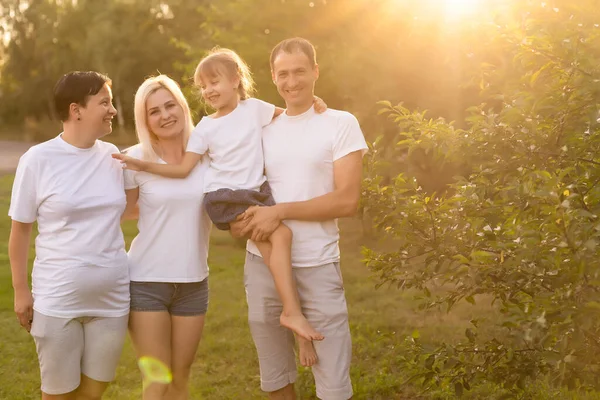 Bonne famille profiter dans le parc sur une journée ensoleillée — Photo