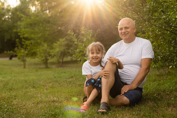 Petite Fille Passant Temps Avec Grand Père Dans Parc — Photo