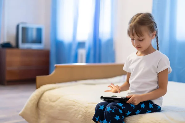 Leuk Jong Kind Met Behulp Van Een Digitale Tablet Een — Stockfoto