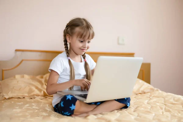 Onderwijs Vrije Tijd Technologie Internet Concept Kleine Student Meisje Met — Stockfoto