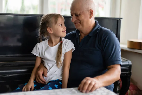 Senior Grootvader Met Kleine Kleindochter Binnen Zittend Aan Tafel — Stockfoto