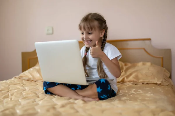 Educazione Tempo Libero Tecnologia Concetto Internet Piccola Studentessa Con Computer — Foto Stock