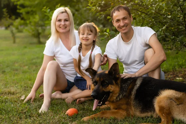 Портрет Большой Семьи Собакой Сидящей Парке — стоковое фото