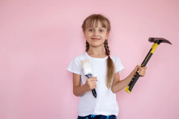 Nşaat Insan Konsepti Çekiçle Gülümseyen Küçük Kız — Stok fotoğraf