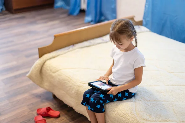 Portret Van Schattig Meisje Spelen Digitale Tablet Terwijl Thuis Zitten — Stockfoto