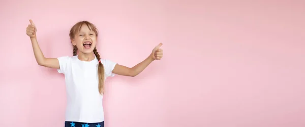 Bella Bambina Una Shirt Bianca Sorridente Uno Sfondo Rosa — Foto Stock