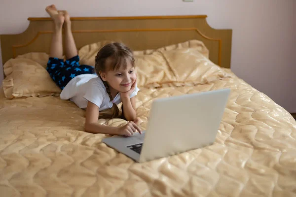 Onderwijs Vrije Tijd Technologie Internet Concept Kleine Student Meisje Met — Stockfoto