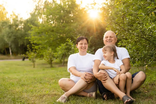 Heureux Jeune Famille Passer Temps Plein Air Jour Été — Photo