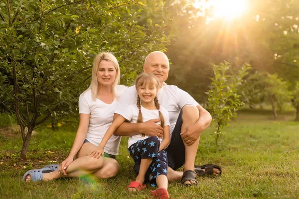 Parkta Oturan Neşeli Geniş Aile Portresi — Stok fotoğraf