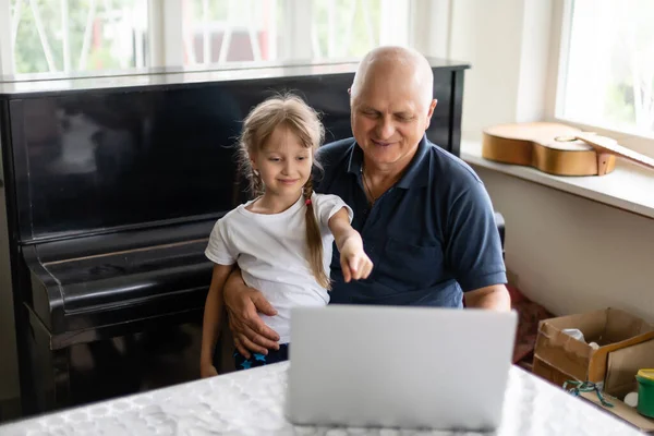 Grand Père Aîné Avec Petite Fille Assise Table — Photo