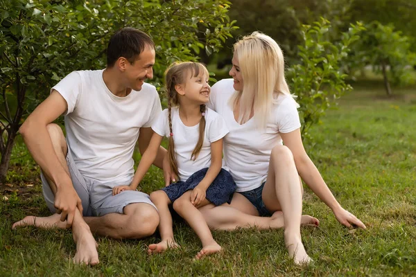 Portrait Famille Élargie Joyeuse Assise Dans Parc — Photo