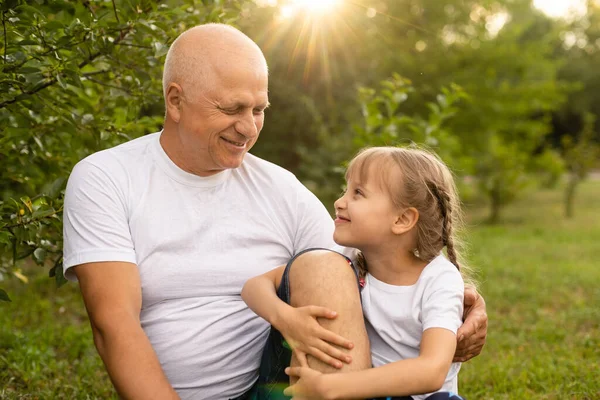 Porträt Großvater Mit Enkelin Beim Gemeinsamen Entspannen Garten — Stockfoto