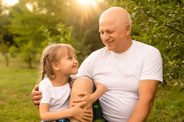 Kleines Mädchen Verbringt Zeit Mit Großvater Park — Stockfoto