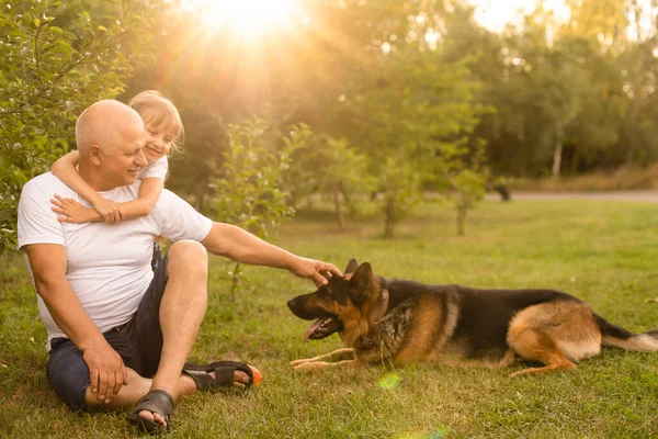 Retrato Del Abuelo Con Nieta Relajarse Juntos Jardín — Foto de Stock