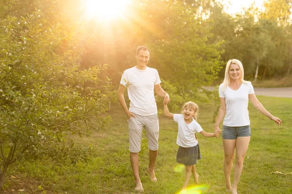 Bonne Famille Profiter Dans Parc Sur Une Journée Ensoleillée — Photo