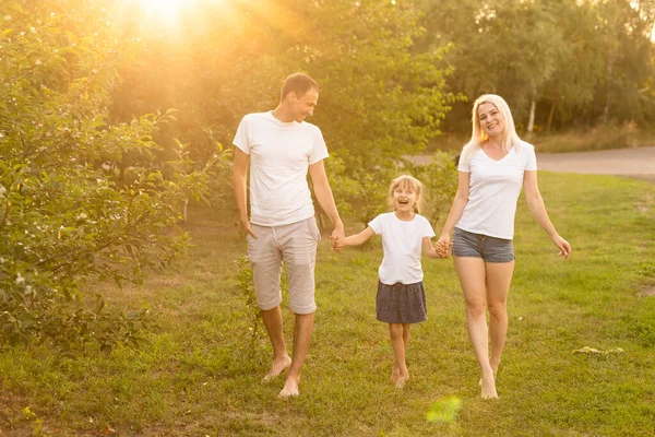 Šťastná Rodina Parku Slunečný Den — Stock fotografie