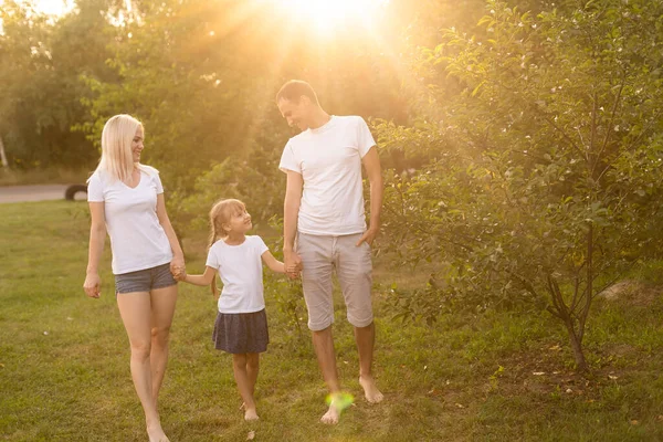 Mutlu Bir Genç Aile Yaz Günü Dışarıda Vakit Geçirir — Stok fotoğraf