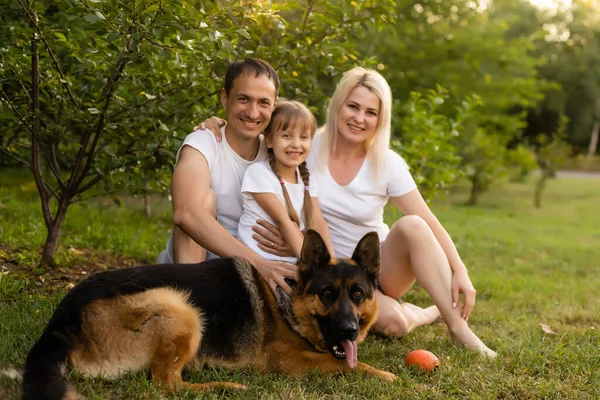 Portret Van Een Uitgebreide Familie Met Hun Hond Het Park — Stockfoto