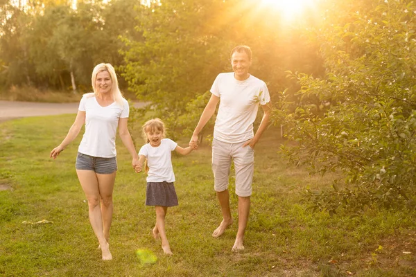 Des Liens Familiaux Joyeux Jeune Famille Trois Souriants Tout Passant — Photo