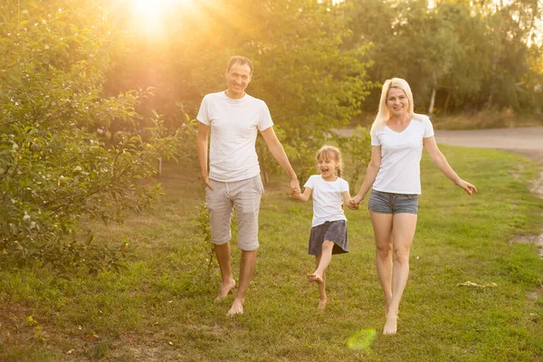Szczęśliwa Rodzina Cieszy Się Parku Słoneczny Dzień — Zdjęcie stockowe