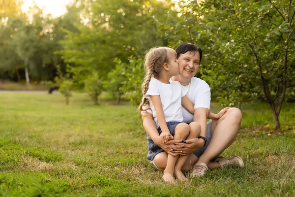 Mère Fille Amusent Dans Parc Joyeux Concept Famille Beauté Scène — Photo