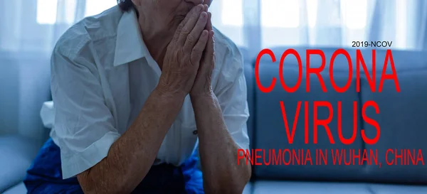 女人祈祷是因为科罗那病毒 生病的女人 — 图库照片