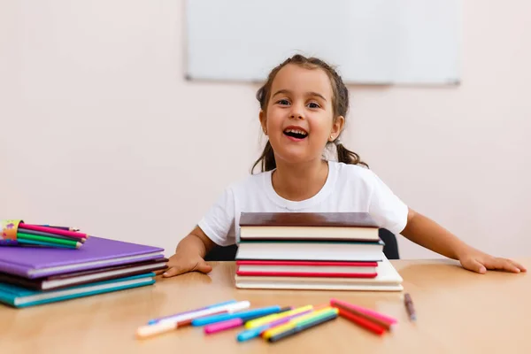 Leuk Klein Meisje Studeren Bibliotheek Glimlachen — Stockfoto