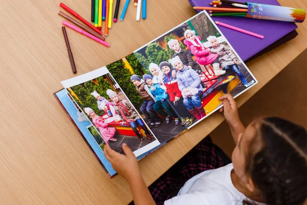 Küçük Kız Çocuklarla Fotoğraf Albümüne Bakıyor — Stok fotoğraf