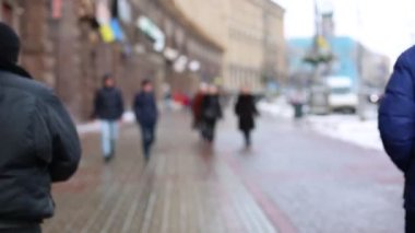 Şehir caddesinde yürüyen bulanık görüntü videosu insanları 
