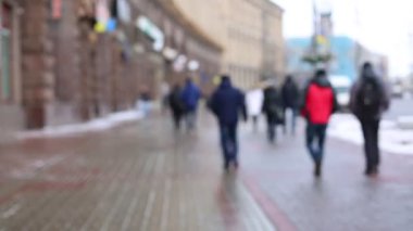 Şehir caddesinde yürüyen bulanık görüntü videosu insanları 