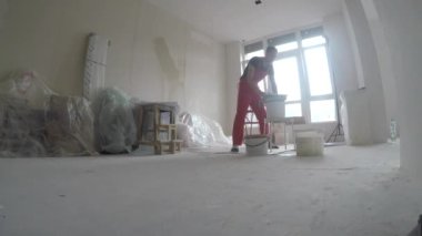 Adam evinde tadilat yapıyor.