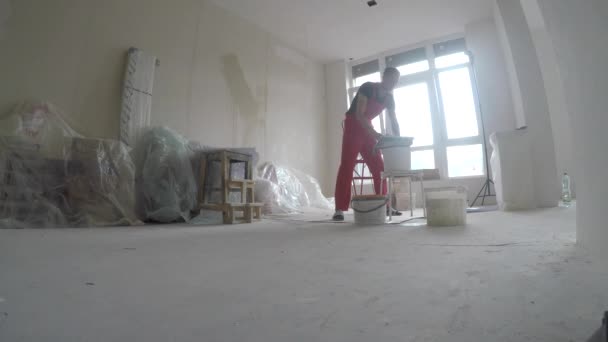 Man Die Renovatie Thuis Uitvoert — Stockvideo