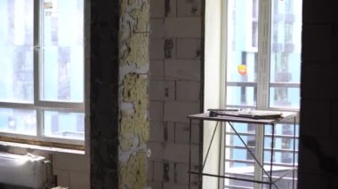 Odanın bitmemiş binasının içi. Gaz bloklarının inşası ve odalar arasında iç bölümler