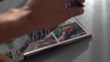 Evdeki masada fotokopileri çevirme sayfası