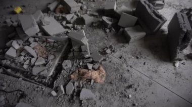 Odanın bitmemiş binasının içi. Gaz bloklarının inşası ve odalar arasında iç bölümler