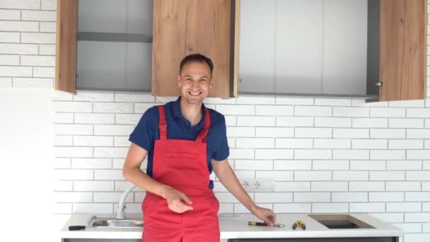 Snickare som jobbar på nytt kök. Handyman laga en dörr i ett kök — Stockvideo