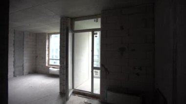 Odanın bitmemiş binasının içi. Gaz bloklarının inşası ve odalar arasında iç bölümler