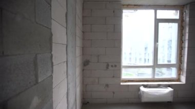 Odanın bitmemiş binasının içi. Gaz bloklarının inşası ve odalar arasında iç bölümler