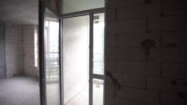 Odanın bitmemiş binasının içi. Gaz bloklarının inşası ve odalar arasında iç bölümler