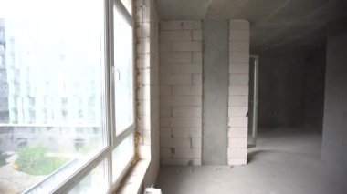 Odanın bitmemiş binasının içi. Gaz bloklarının inşası ve odalar arasında iç bölümler