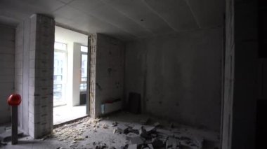 Odanın bitmemiş binasının içi. Gaz bloklarının inşası ve odalar arasında iç bölümler