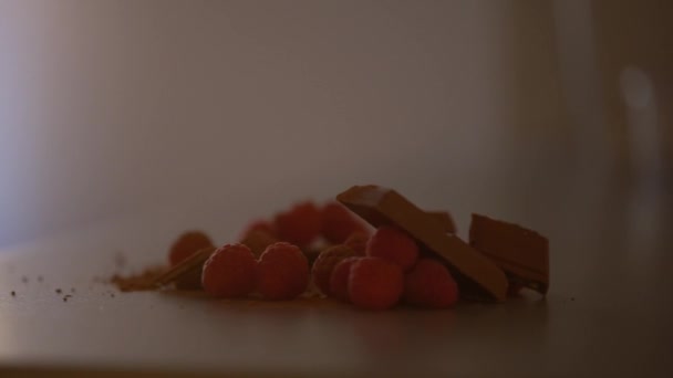 Малина и шоколад на столе дома — стоковое видео