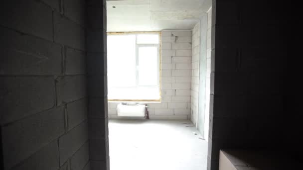 Interiör i den oavslutade byggnaden av rummet. Byggande av gasblock och inre skiljeväggar mellan rummen — Stockvideo