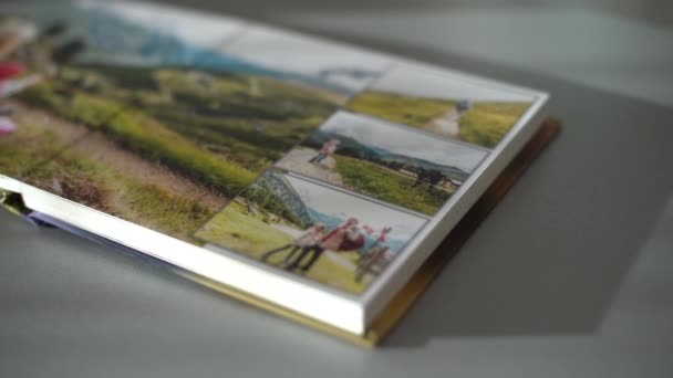 Halaman Menghidupkan Buku Foto Atas Meja Rumah — Stok Video