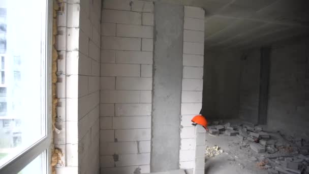 部屋の未完成の建物のインテリア 部屋の間にガスブロックと内部パーティションの建設 — ストック動画