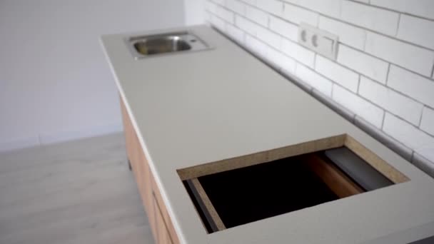 Montaj sırasında modern ahşap mutfağın içinde yeni bir mutfak kurulumu — Stok video