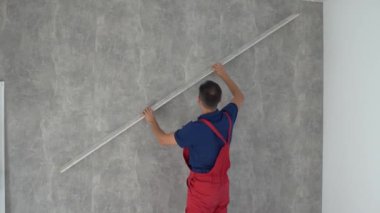 Binanın önünde duran bir adam.