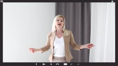Kendine güvenen kadın ofis çalışanı kulaklık takıyor ve dizüstü bilgisayara bakıyor. Genç iş kadını müşteri hizmetleri müdürü uzaktan iletişim kuran webcam ile konuşuyor..
