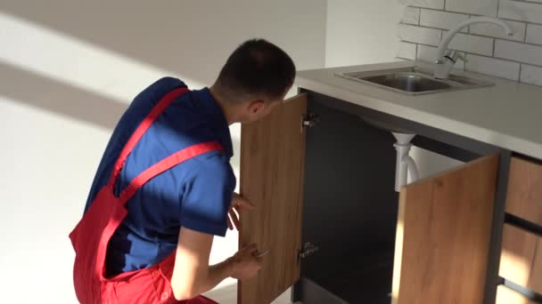 Tischler in der Küche Montage des Kronenleisten-Rahmens im Schrank. — Stockvideo