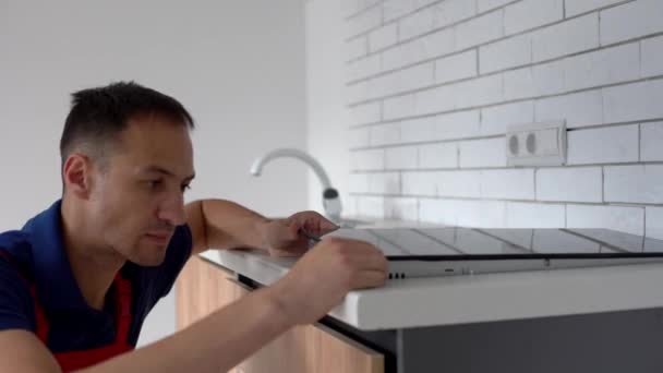 Induction de cuisine installation cuisinière — Video